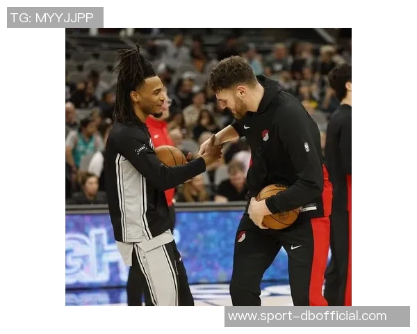 康大冠军队友重聚场边卡斯尔与克林根欢快嬉戏共度美好时光 康大冠军队友重聚场边卡斯尔与克林根欢快嬉戏共度美好时光